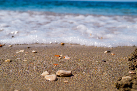 沙滩和石头上的海边海滩