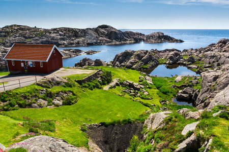 风景与红色房子在 Lindesnes 附近, 挪威。挪威南部海岸, 有海景, 岩石海岸, 挪威南部, Lindesnes Fyr