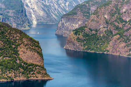 从 Stegastein 角度看风景如画的 Aurlandfjord, Aurland, 挪威