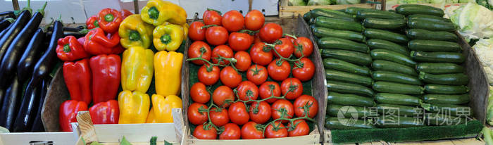 在当地市场出售的新鲜水果盒与茄子西葫芦西红柿和辣椒从南欧