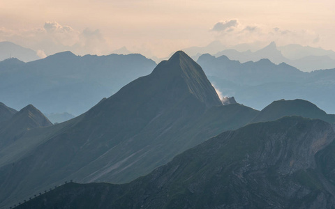 在瑞士阿尔卑斯山的日落黄金时段的山峰, brienzer rothorn