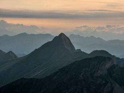 在瑞士阿尔卑斯山的日落黄金时段的山峰, brienzer rothorn