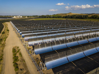 通过位于欧洲西班牙的太阳能电池对电力生产场的鸟瞰图