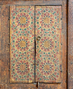 埃及开罗 Ghuri 陵墓的墙上镶有彩色几何图案的木制橱柜的装饰品