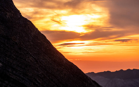 壮观的日落在山脉之后, 山剪影瑞士阿尔卑斯 brienzer rothorn 太阳耀斑