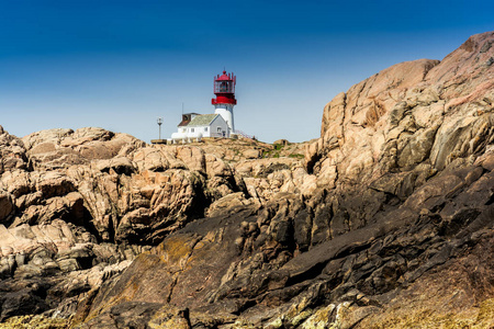 世界著名的 Lindesnes Fyr 灯塔在挪威的最南点停留在岩石海岸的边缘, 南挪威, Lindesnes Fyr 灯塔