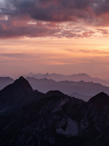 戏剧性的日落在山脉在瑞士阿尔卑斯 brienzer rothorn 瑞士