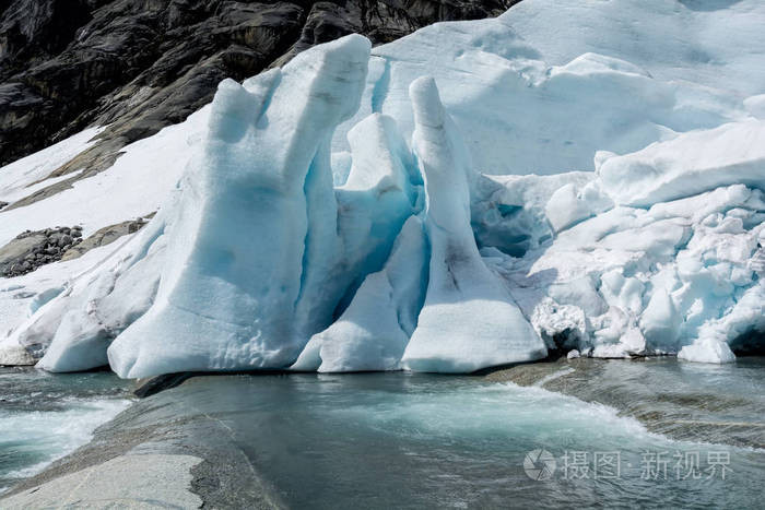 挪威 Tuftebreen 冰川的蓝冰洞穴靠近 Steinmannen 和 Bakli