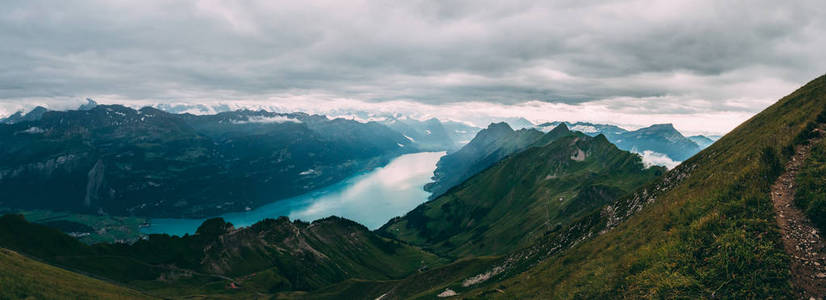 从山顶到一座蓝湖全景, brienzer rothorn 瑞士阿尔卑斯山