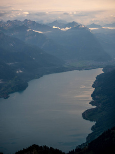 湖布里恩茨从 brienzer rothorn 看见, 山湖在金黄小时在瑞士阿尔卑斯多云