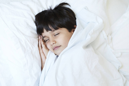 眼睛看向一边了图片