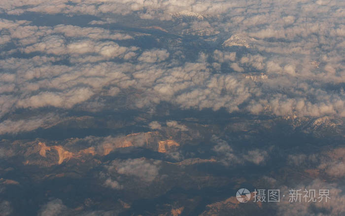 日落时山上云的风景。鸟瞰背景