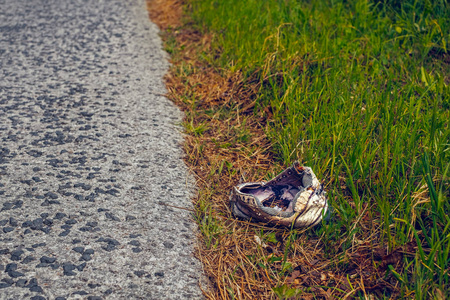 白色的旧运动鞋木栅栏上的旧脏破鞋破旧运动鞋穿风化白 gumshoes 的人