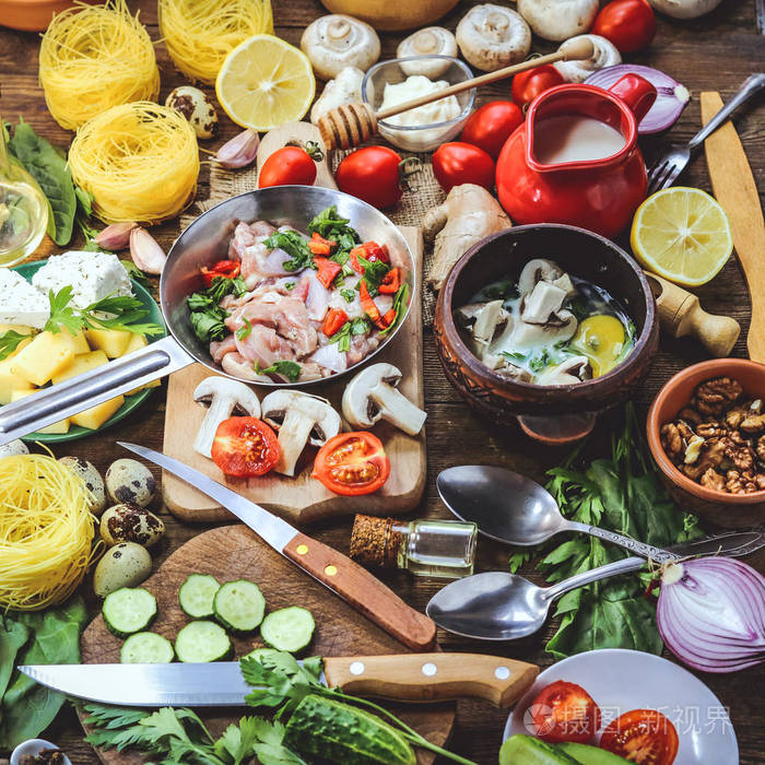 鸡肉放在煎锅里, 里面有蔬菜和蘑菇, 还有鸡蛋,香草和牛奶.