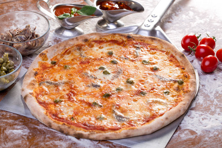 关闭美味的 pizzawith 凤尾鱼, 意大利干酪和山瓜
