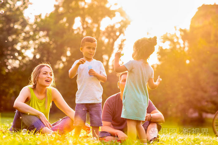 快乐的家庭-年轻的家庭与小孩子在自然乐趣