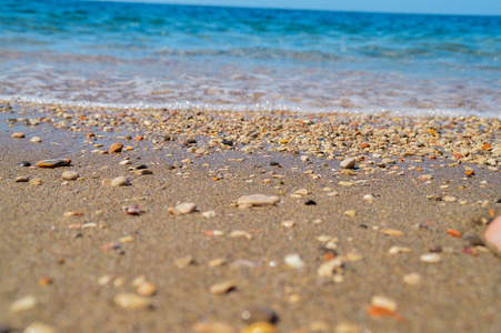 沙滩和石头上的海边海滩图片
