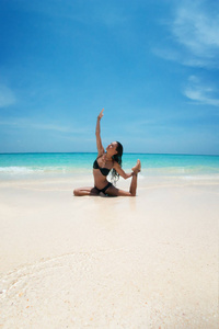 瑜伽妇女沉思在宁静的热带海滩, 晨禅调解。健康与和平生活方式