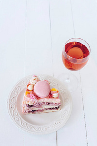 一块粉红色的蛋糕。从糖果, 马卡龙, 棉花糖, 白巧克力装饰。甜蜜的生日礼物。为女孩。红色鸡尾酒党