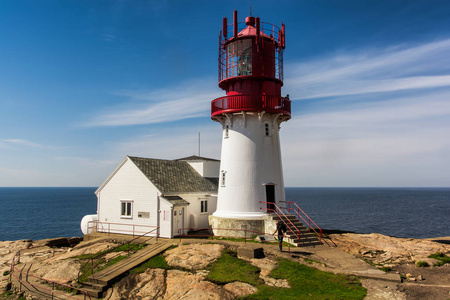 世界著名的 Lindesnes Fyr 灯塔在挪威的最南点停留在岩石海海岸的边缘, 南挪威, Lindesnes Fyr 灯塔