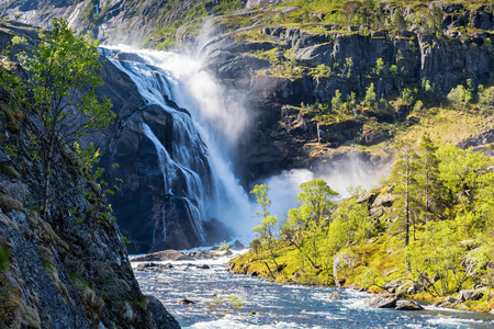 Husedalen 山谷和 Hardangervidda 国家公园的巨型瀑布。穿过 Husedalen 山谷的小径是挪威最美丽的