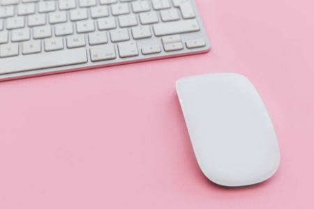 计算机键盘鼠标在粉红色背景上