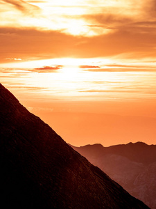 壮观的日落在山脉之后, 山剪影瑞士阿尔卑斯 brienzer rothorn 太阳耀斑