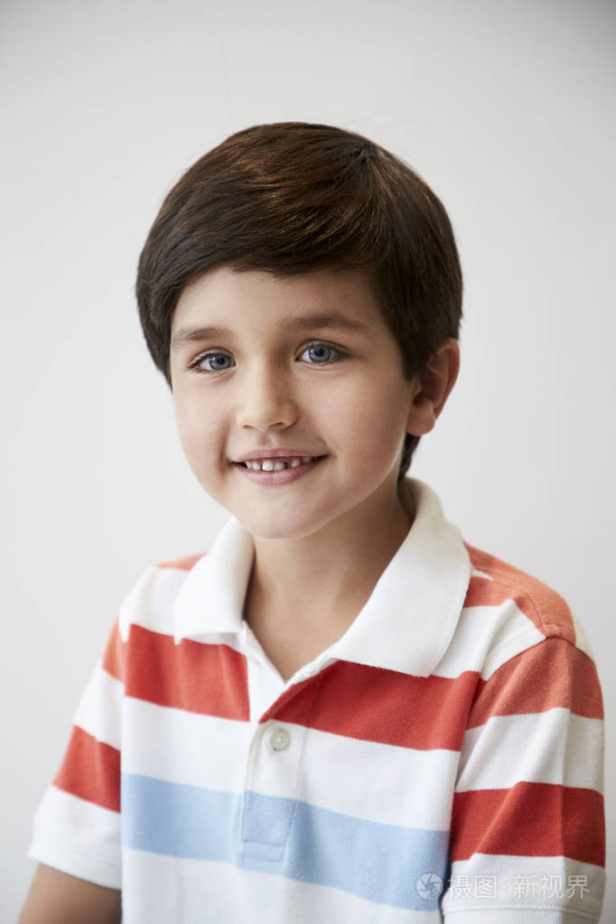快乐的小男孩在条纹的顶部, 肖像