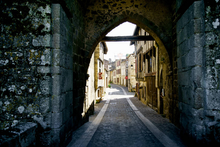 中世纪法国老城的街道和建筑物通过堡垒门查看