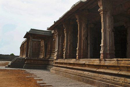 观 mandpa, Pattabhirama 寺。亨比, 卡纳卡, 印度。扭转mandapa 的入口在左边被看见。从东边看