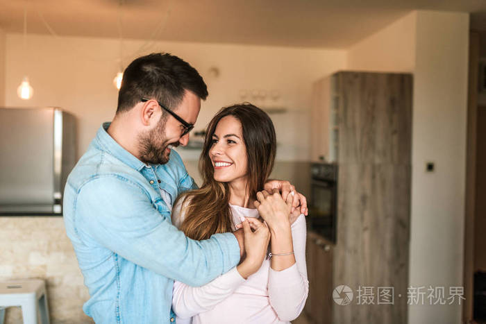 爱年轻的情侣拥抱.特写