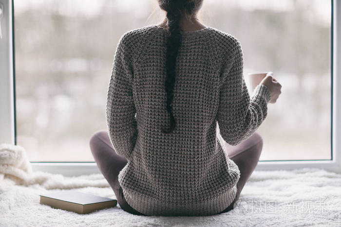 女针织羊毛衫坐在窗前