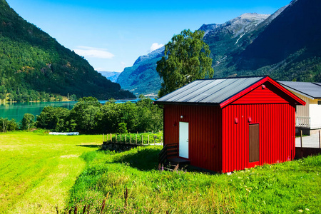 挪威红木屋和峡湾景观