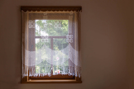 波兰农村住宅内木窗上的民间钩针窗帘