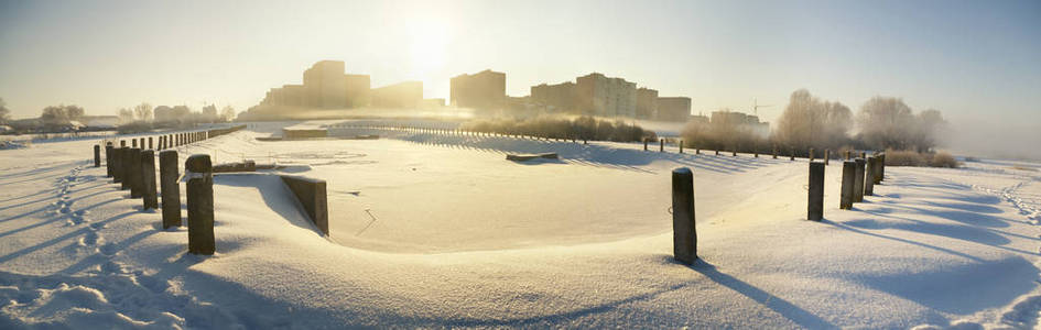 城市景观。清晨积雪覆盖的城市景观