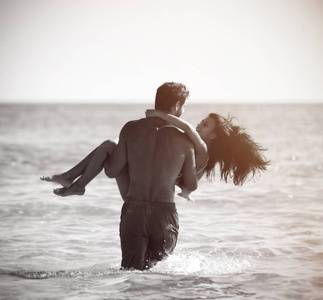 快乐欢快的情侣一起在海上奔跑的乐趣。浪漫假期, 蜜月之恋