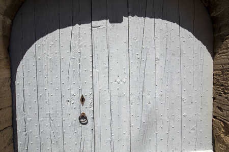 在歌德的旧木蓝色的门。普罗旺斯, 法国