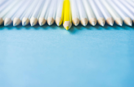 商业理念大量的白色铅笔和彩色铅笔在蓝色纸的背景。它象征着战斗领导和沟通