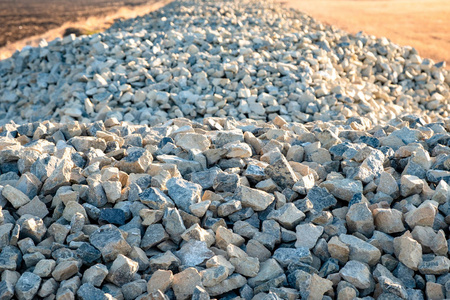 延伸道路被碎石砌成一条延伸到远方的道路照片