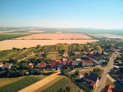 风景的鸟瞰与房子屋顶和领域, 捷克共和国