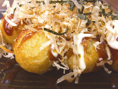 烤章鱼丸是日本小吃的形状小圆球包含章鱼, 包裹面粉, 由马铃薯制成