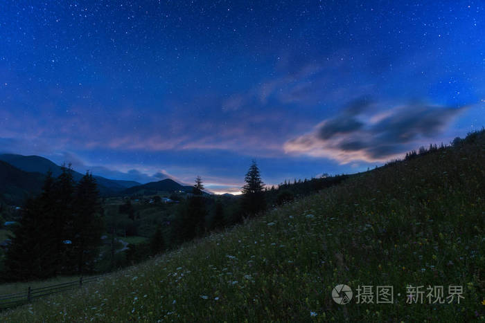 在高山乡村的夏日夜晚, 浪漫的自然景观, 布满繁星的天空和地毯的花朵