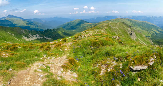 一座山脉的马刺的全景在一个遥远的山脉和天空的大山的背景
