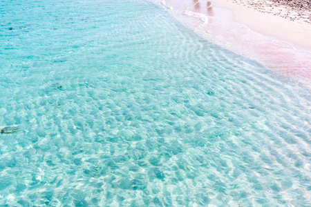 Paradisiac 海滩在福门特拉岛与惊人的粉红色的沙子和水晶清澈的水