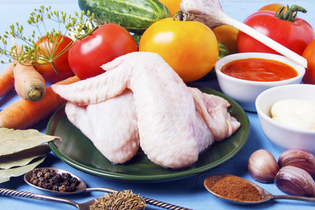 新鲜的有机蔬菜从庭院和膳食肉家禽为烹调健康食物。成熟的西红柿, 黄瓜, 大蒜, 胡萝卜和香料在木桌上