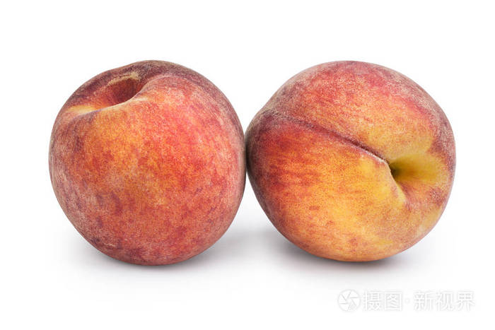 白色背景两个成熟蓬松的桃子