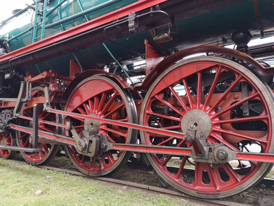 历史蒸汽机车的红色轮子