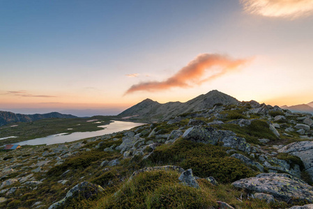 Tevno 湖，皮林山，保加利亚与卡梅尼察高峰的日落景观