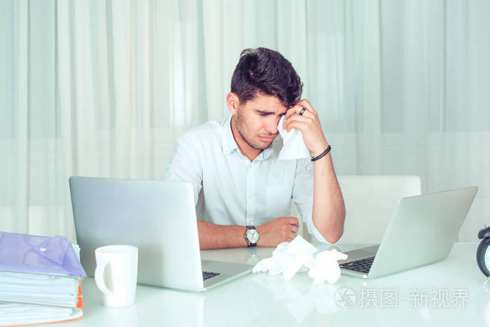 现代办公室人在工作地点,消沉和危机概念.淹没