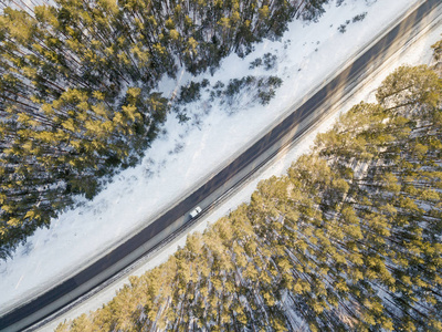 冬天有一辆移动汽车的雪路